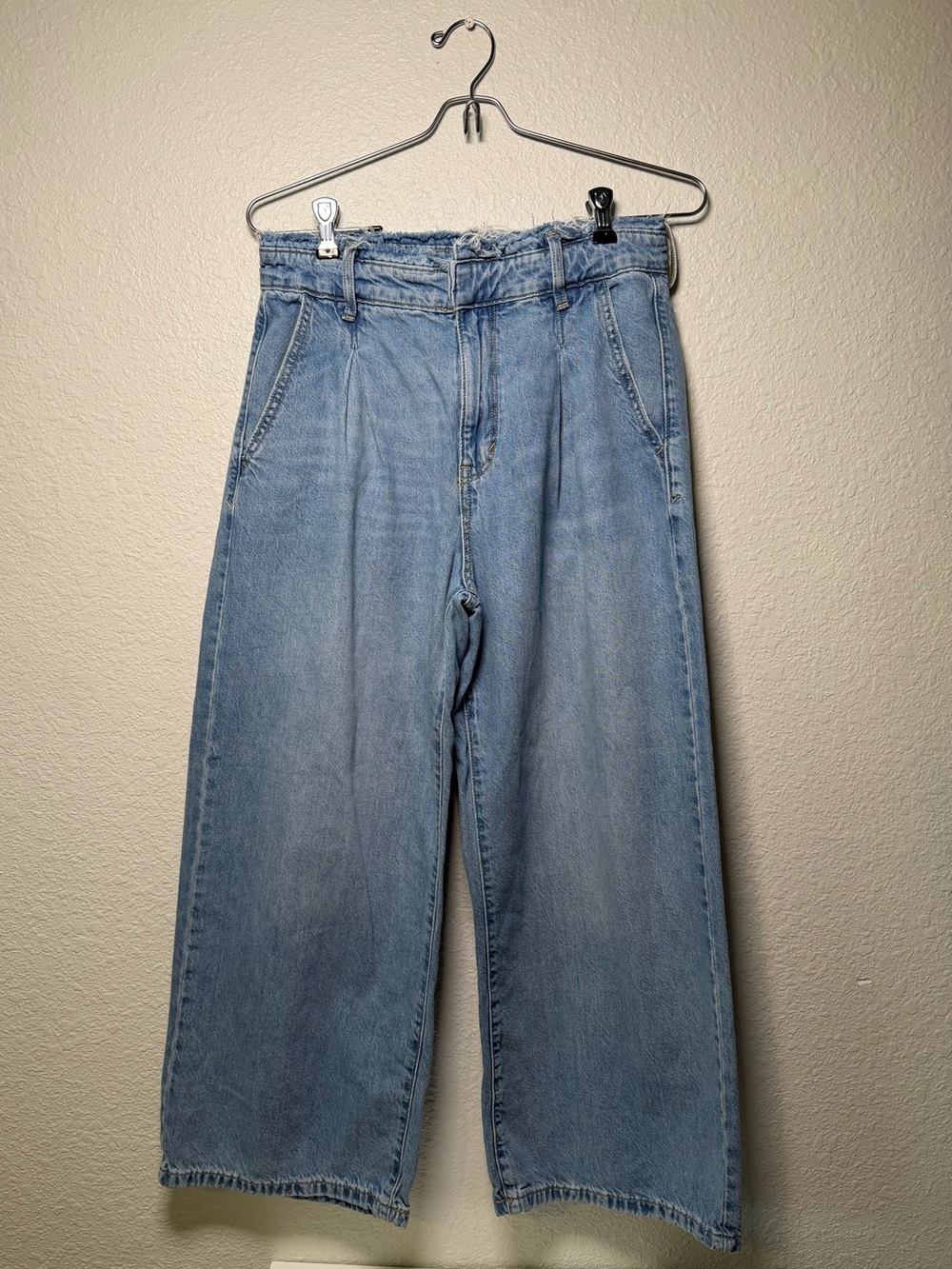 a.n.a // Light Blue Wide-Leg High-Rise Cropped Jeans - Size 4